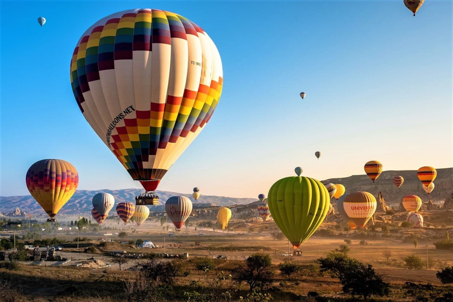 بالن سواری در دبی و تور بالن سواری در کنار پرواز شاهین در صحرای دبی